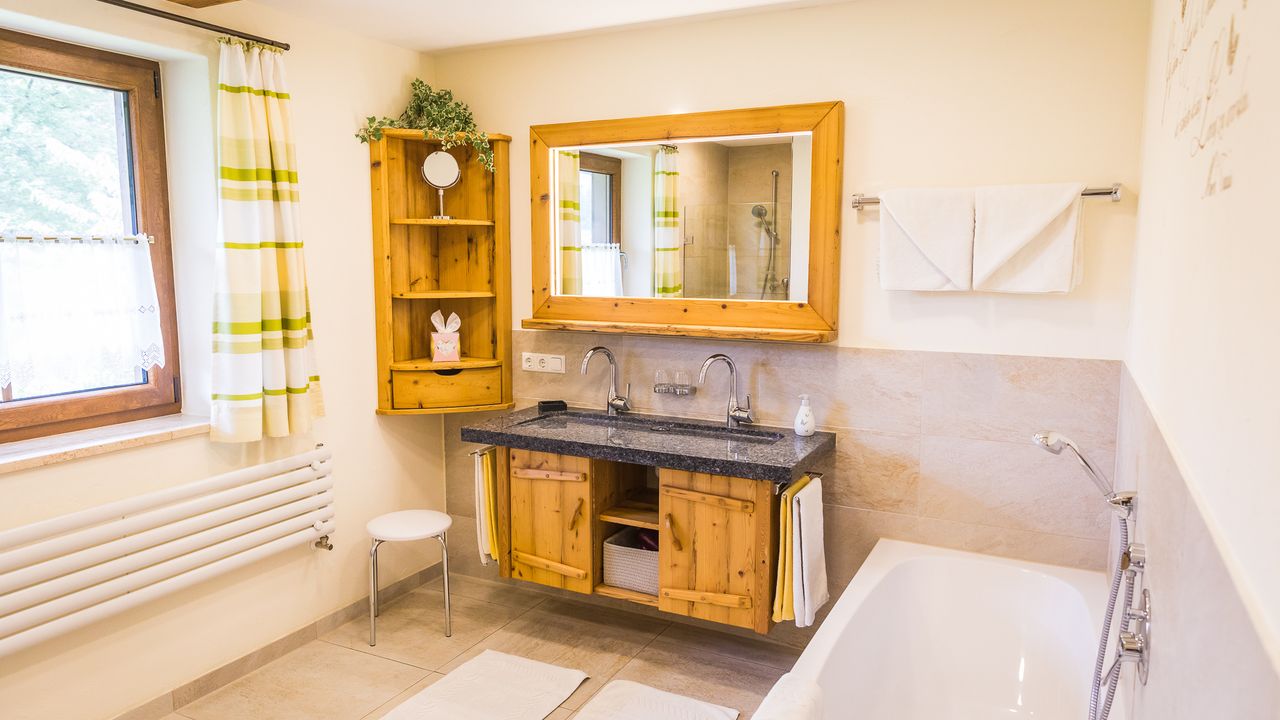 Großes Badezimmer im 1.OG Großes Badezimmer im 1.OG